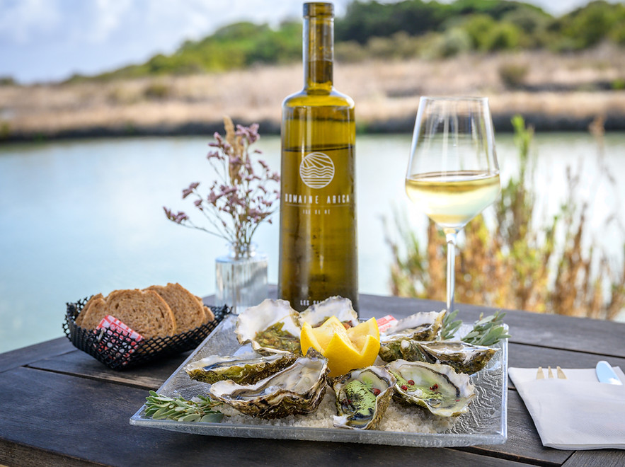 Plateau d’huîtres et verre de vin à la Cabane du Grouin île de ré