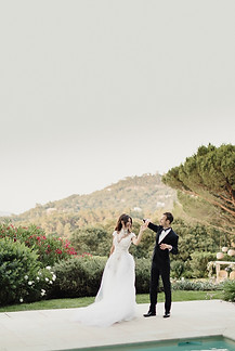 Nos mariés pendant leurs scéances photos . Pandant ce temps Aux fourneaux, des produits locaux glanés par notre chef sur les marchés provençaux, une cuisine généreuse et savoureuse, haute en couleur pour un Voyage Gourmand et Gourmet ; des associations créatives, une cuisine chantante et parfumée, on y poêle la fraise et le basilic, les gambas et la citronnelle, on y rôti l’agneau de Provence, on y émulsionne le citron vert pour un loup de ligne, on infuse le thé vert et la badiane, on coupe le romarin de notre jardin pour le veau fermier, le temps du cocktail et de ses ateliers le riz arborio les truffes et les cèpes, les beignets de fleurs de courgette, … Servis dans une vaisselle délicate, sur des nappes de lin blanc, à savourer au rythme des éclats de rires, conversations et des surprises.