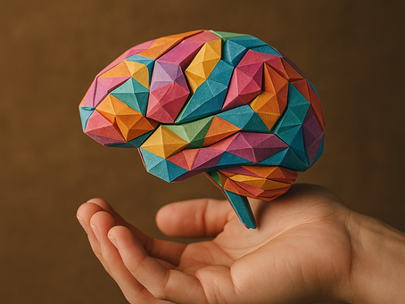 Origami colorato a forma di cervello tenuto in mano, simbolo della plusdotazione e dell’alto potenziale nei bambini e adulti. Psicologa psicoterapeuta a Fiumicino specializzata in plusdotazione e Metodo Tomatis® – dr.ssa Roberta Paradisi