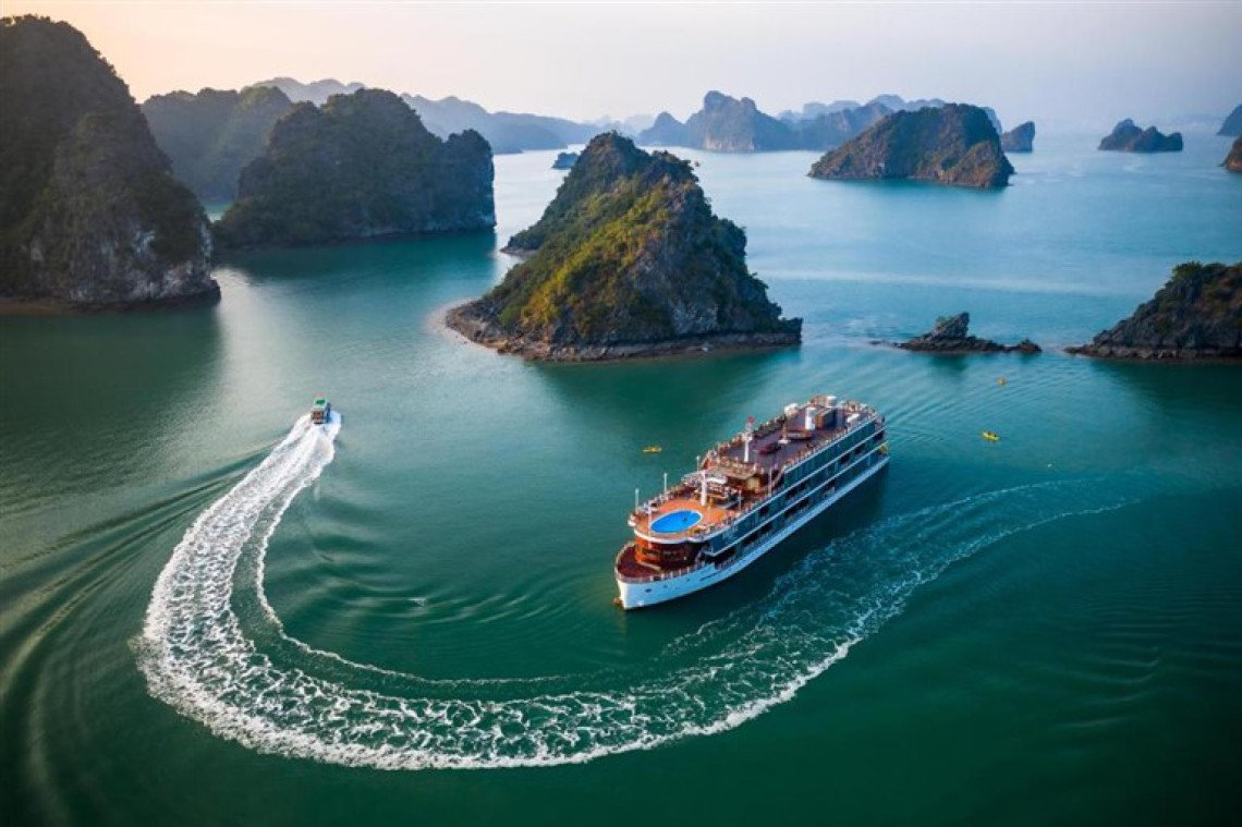 Ha Long Bay vs. Lan Ha Bay: Which One is Right for You?