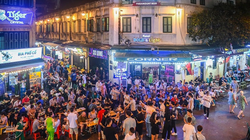 Ta Hien Street, one of the busiest nightlife areas in Hanoi’s Old Quarter. (Photo source: Internet)
