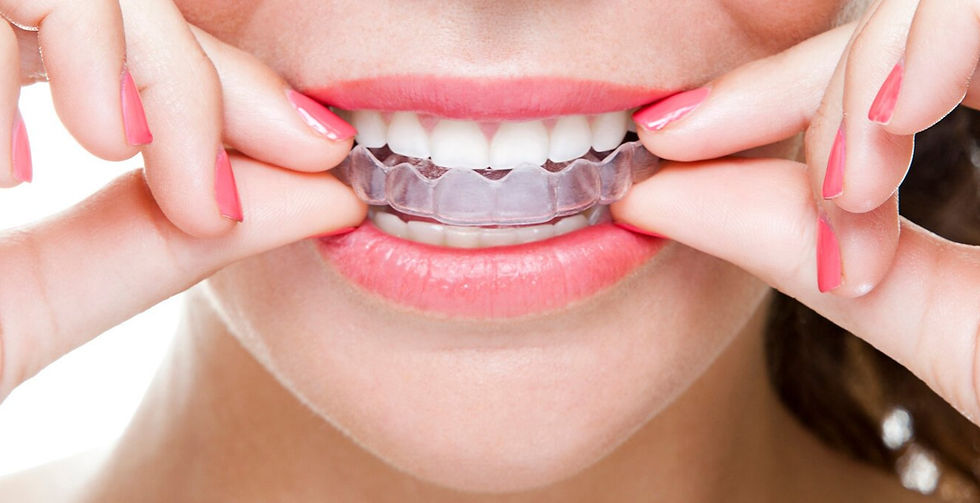 Ortodoncista de Dental Republic evaluando sonrisa de paciente para definir mejor tratamiento entre Invisalign o brackets