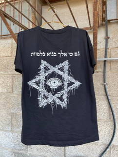 חולצת כותנה שחורה מודפסת בצבע לבן עם הדפסה של פרטים עדינים