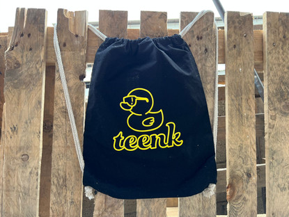 הדפסה על תיק שרוך שחור של לוגו חברת teenk בצבע צהוב