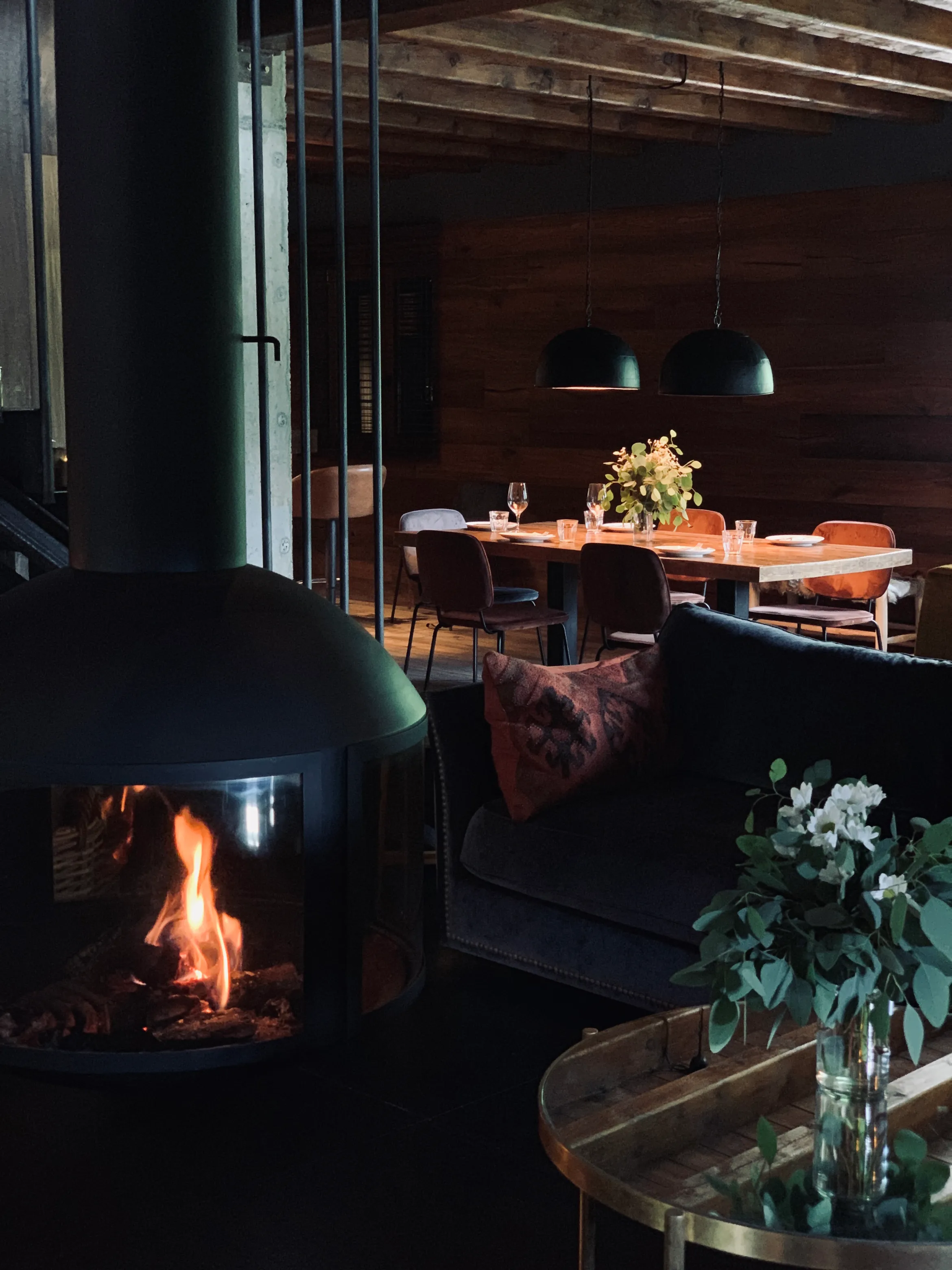 Zona de lounge con chimenea en Hotel Ovella Negra Incles