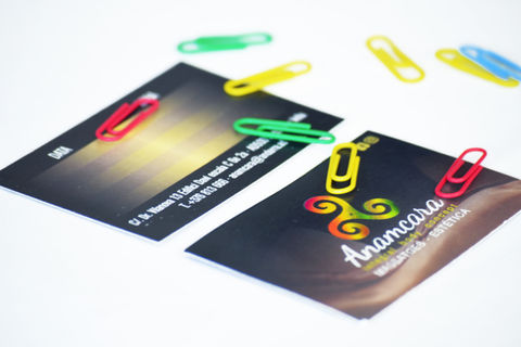 Tarjeta de visita de 450 gr. con acabado mate + barniz 3D