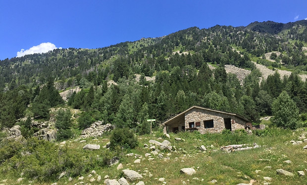 Refugio Fontverd. Se trata de un refugio de montaña de la parroquia de Escaldes-Engordany (Andorra). Está a 1.875 m de altitud y se encuentra ubicado en el Valle de Madriu, entre el Estall y el Collet del Infierno. Es de dimensiones reducidas y es de fácil acceso.