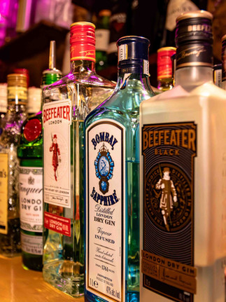 Selección de bebidas en la barra del Bar LA Gruta Andorra