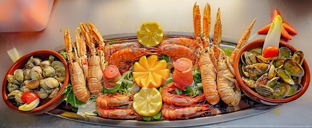 Variedad de mariscos en l'Arrosseria de Andorra la Vella
