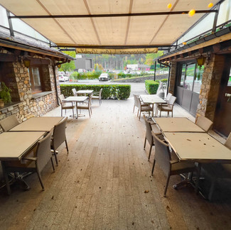 Terrasse extérieure du restaurant Don Pernil à Santa Coloma