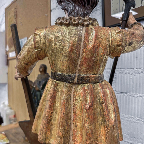 Detalles de escultura policromada restaurada en el taller de De Vell a Bell Restauració Andorra