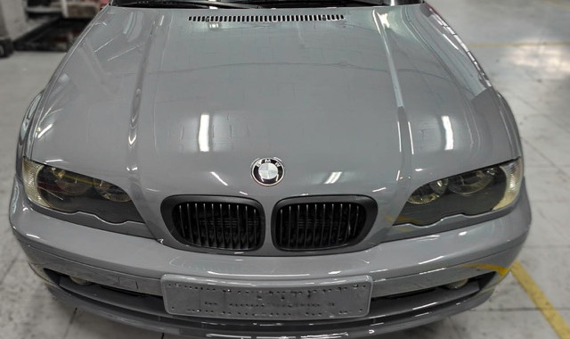 Frontal de BMW gris pintado a nuevo en Taller Lusitanes Andorra