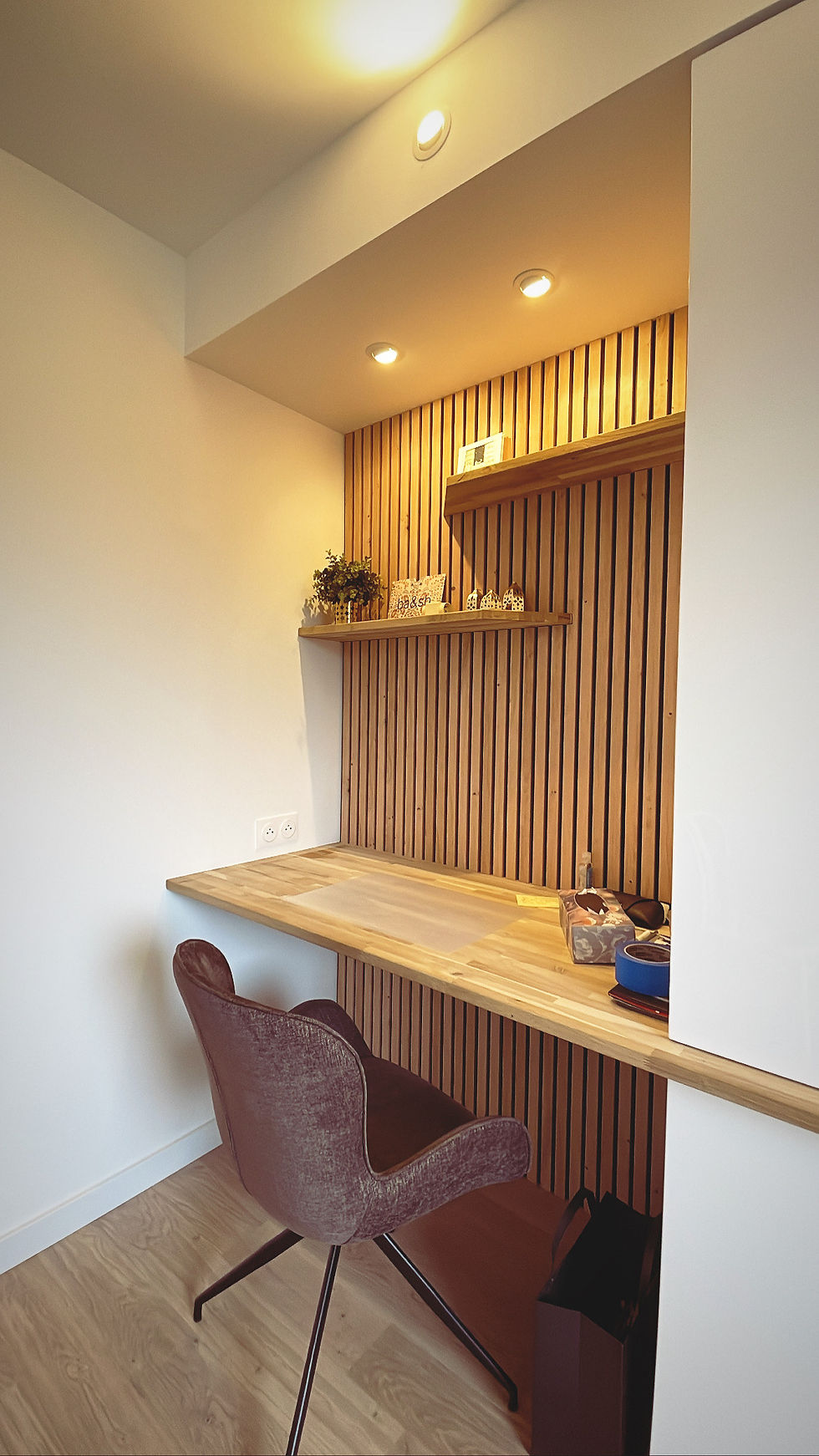 Bureau sur mesure fixé au mur avec habillage et étagère assortis en décor bois effet Astrata, pour un ensemble harmonieux et intégré.