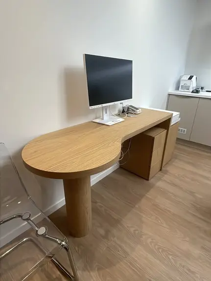 Bureau sur mesure arrondi MAISONFABRIK à Chéreng en décor Egger Casella chêne clair et gris cachemire