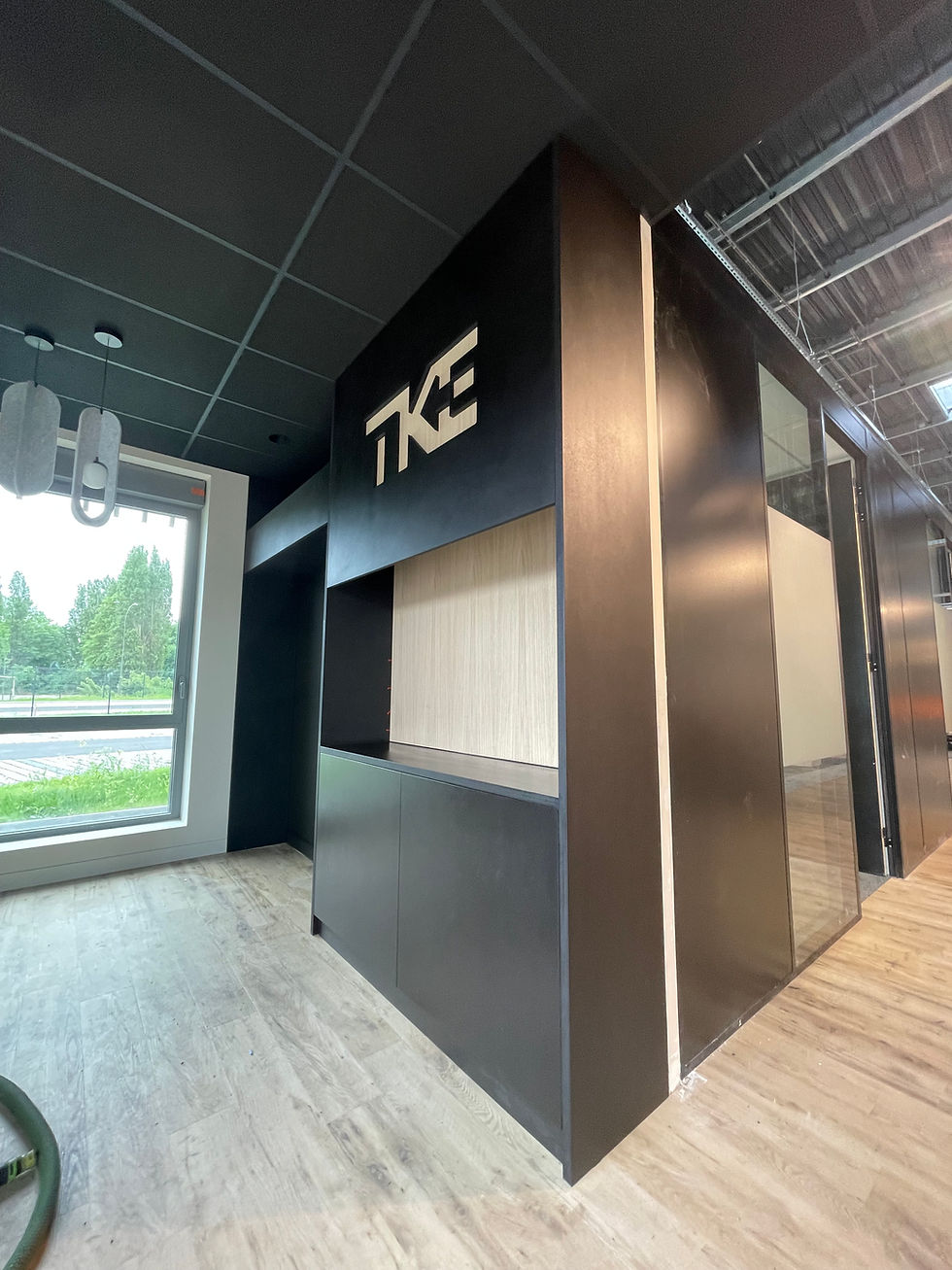 Meuble d’accueil en Valchromat noir et placage chêne avec logo découpé au laser à Villeneuve-d’Ascq