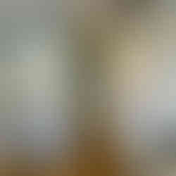 Dressing fermé avec façades effet osier et grands rangements ouverts sur mesure dans une petite cham