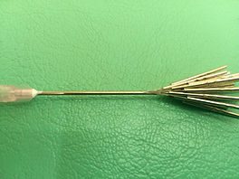 点滴針の穴の中に日本の細い鍼が24本入る様子