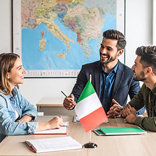 zwei Kursteilnehmer und der Lehrer im Klassenzimmer