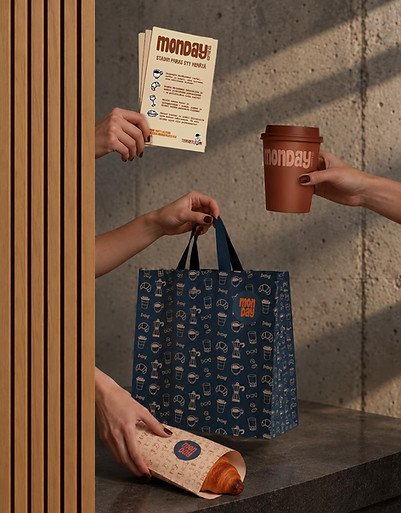 Monday Coffee Co:n visuaalisen ilmeen sovelluksia pakkauksissa, painotuotteessa ja take away -mukissa.