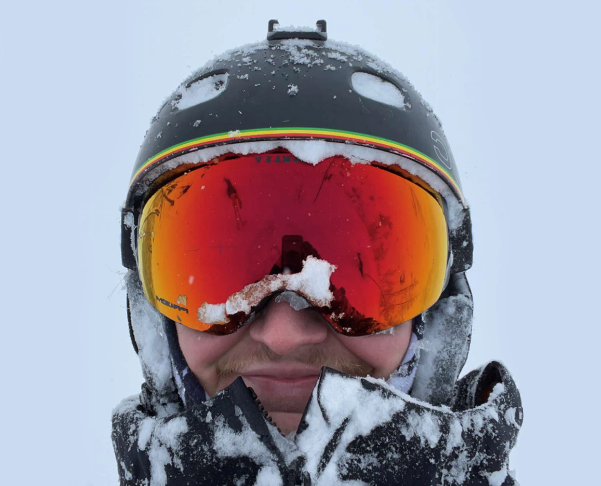 Noah Grumser en tenue de ski avec casque et lunettes