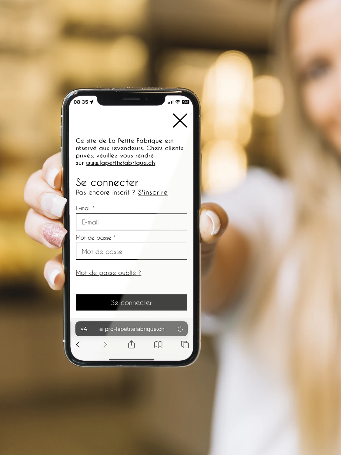 L'accès pour les revendeurs - cette interface n'est accessible qu'aux revendeurs à l'aide d'un mot de passe