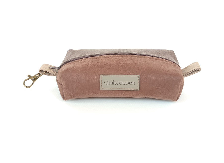 Trousse rectangulaire bicolore en suedine avec mousqueton