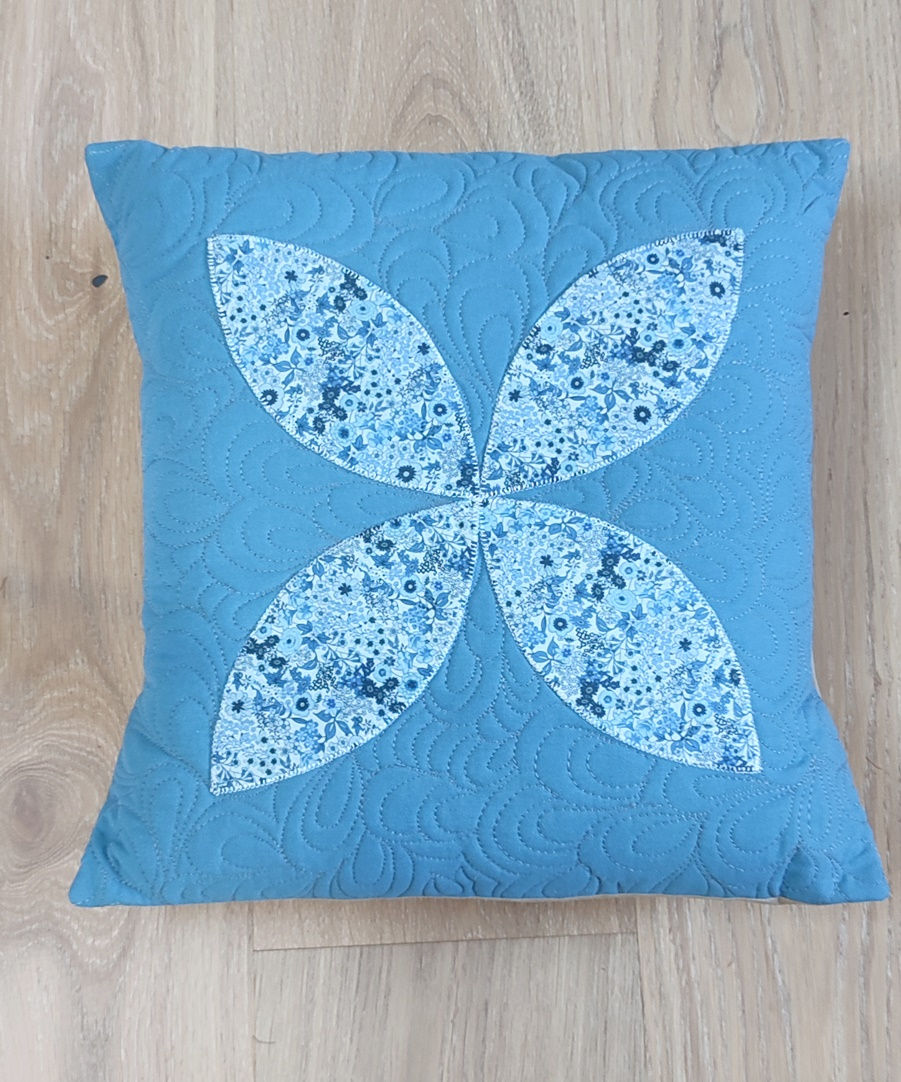 Coussin en patchwork avec applique en forme de petales quilting en free motion