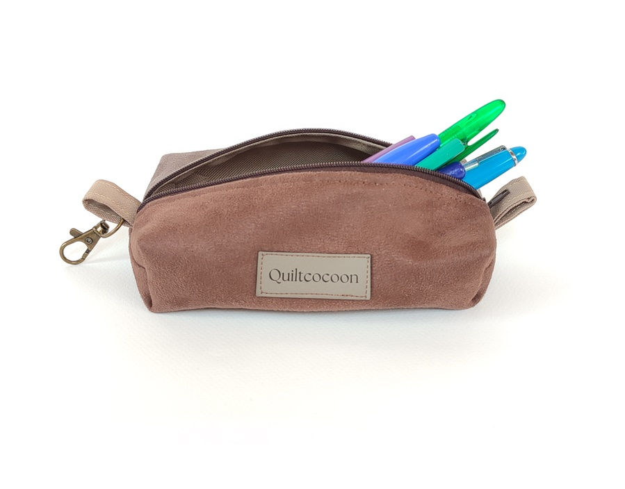 Trousse rectangulaire bicolore en suedine avec mousqueton