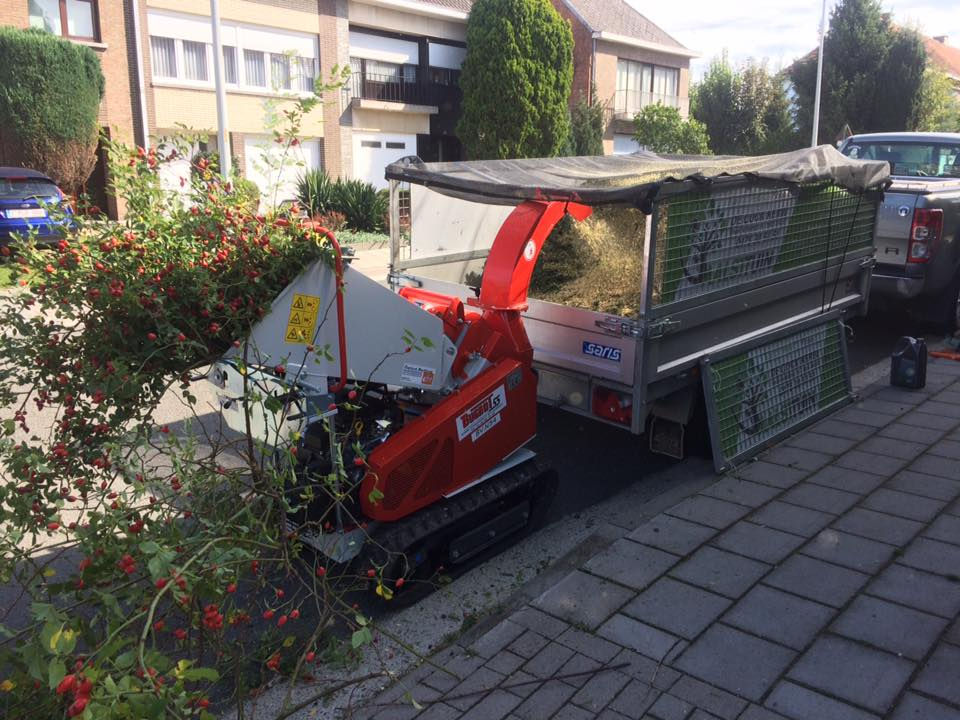 Verhakselen van snoeiafval.