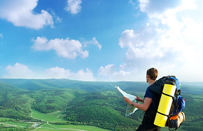 Man Wandern auf einem Berghang