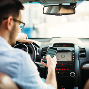 Handy halten oder Lesen während des Autofahrens - ein riskantes Manöver