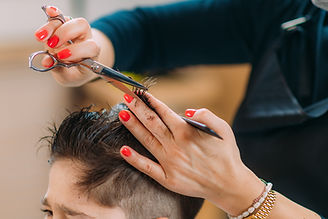 haircut-at-the-salon-with-professional-stylist-2026-01-05-22-56-35-utc.jpg