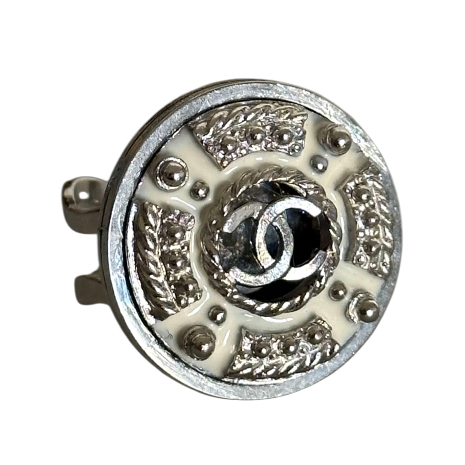 bague upcyclée bouton chanel léonie joaillerie vue de face sur fond blanc