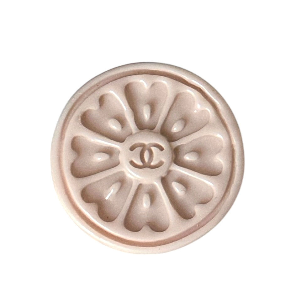 broche upcyclée luxe bouton chanel vue de face sur fond blanc