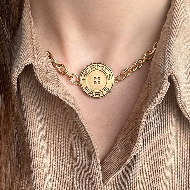 collier upcyclé luxe hermès léonie joaillerie vue de face porté sur mannequin femme