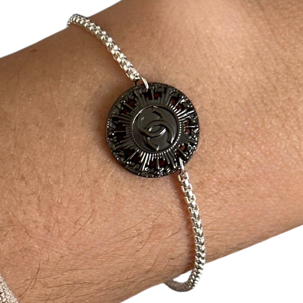 bracelet upcyclé luxe bouton chanel léonie joaillerie vue de face sur fond blanc