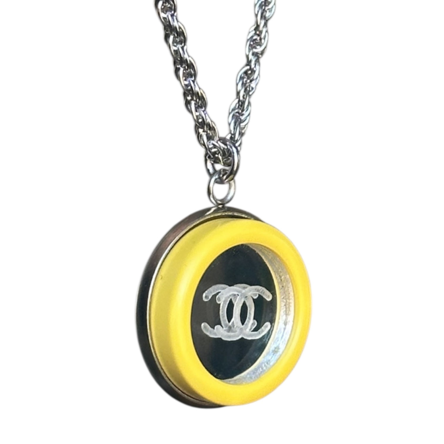 collier upcyclé bouton chanel léonie joaillerie vue de face sur fond blanc