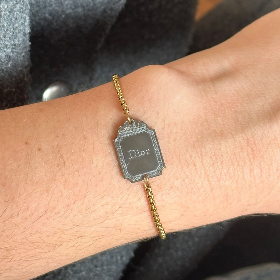 bracelet upcyclé luxe dior léonie joaillerie vue de face porté au poignet femme sur fond gris