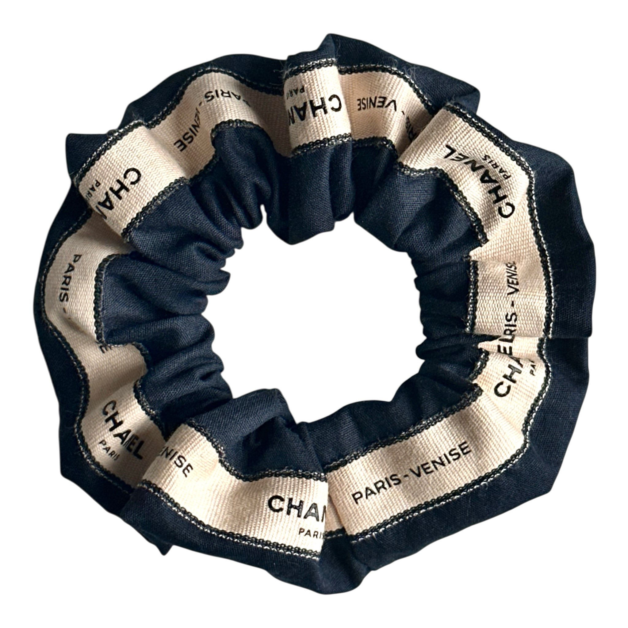 chouchou upcyclé luxe ruban chanel léonie joaillerie vue de face sur fond blanc