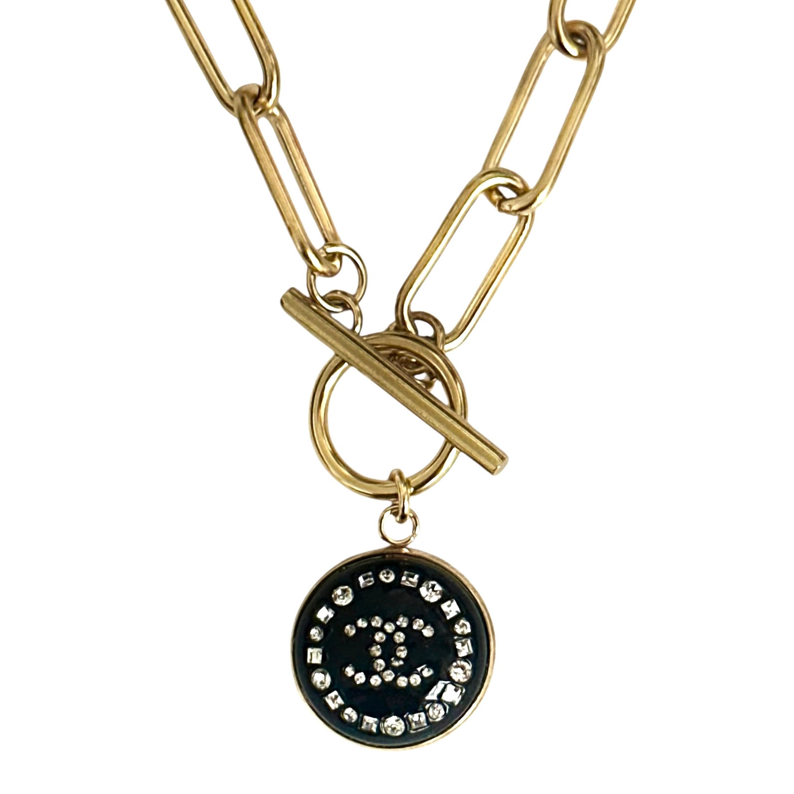 collier upcyclé bouton chanel léonie joaillerie acier inoxydable vue de face sur fond blanc