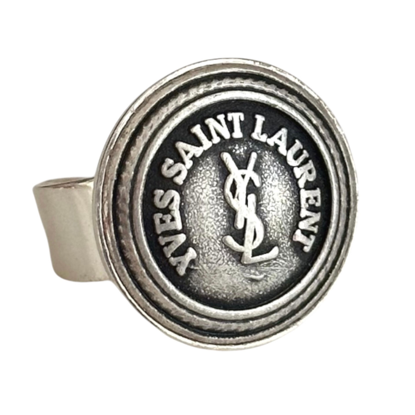 bague upcyclée luxe bouton ysl yves saint laurent argentée vue de face sur fond blanc