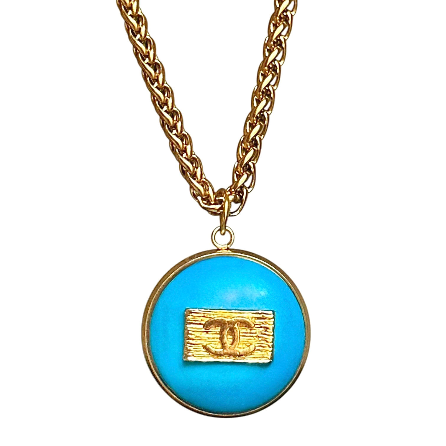 collier upcyclé bouton chanel léonie joaillerie vue de face sur fond blanc