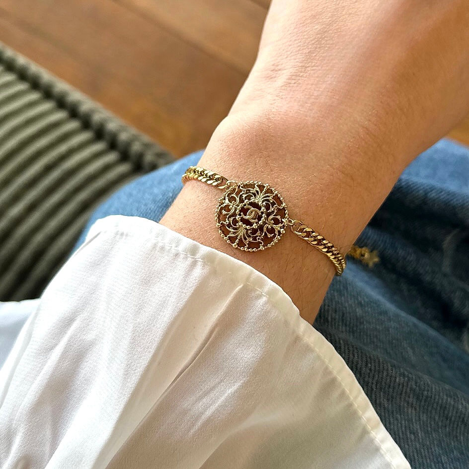 bracelet upcyclé bouton Chanel léonie joaillerie vue de face sur poignet femme