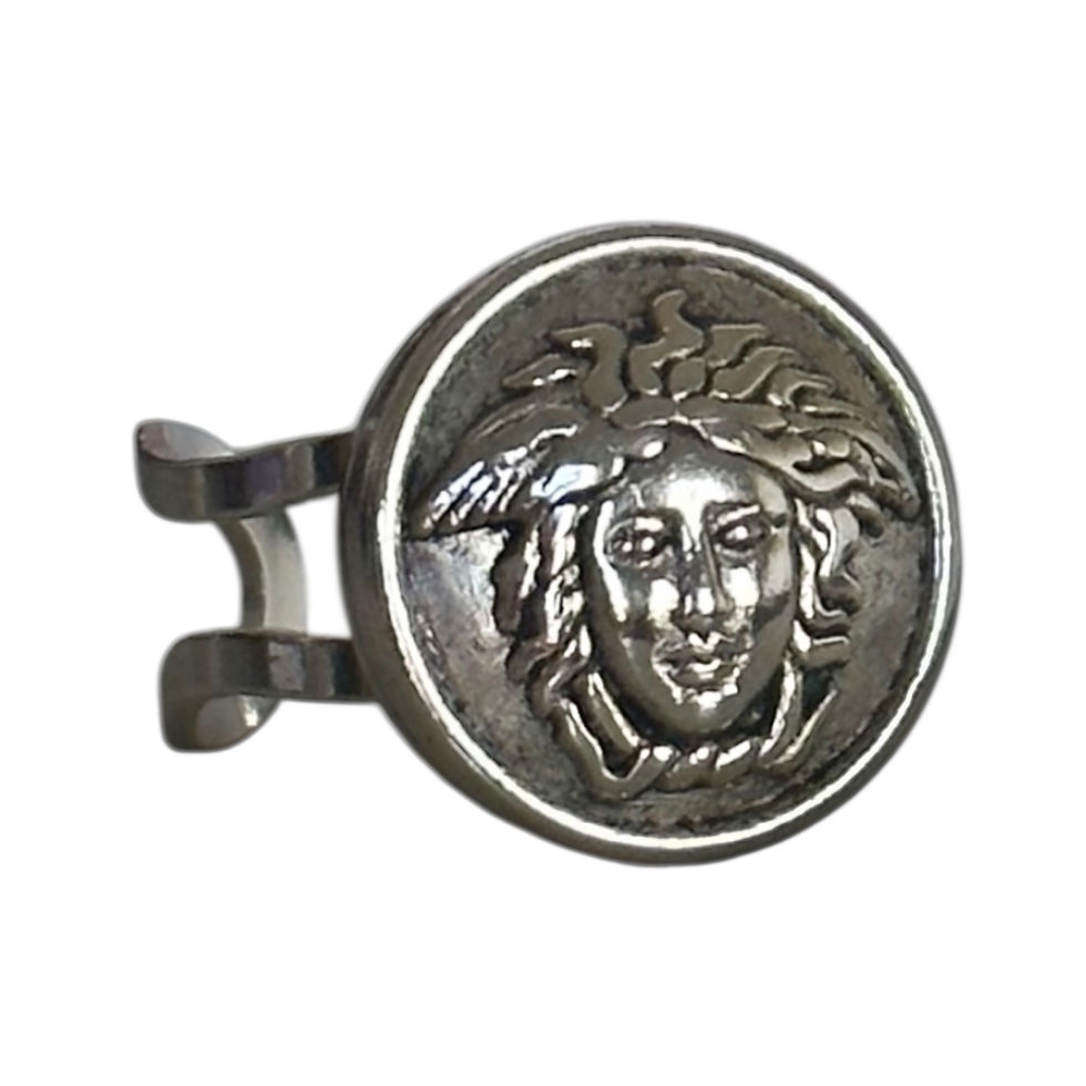 bague upcyclée luxe léonie joaillerie versace vue de face sur fond blanc