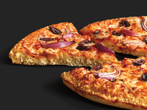 הכירו את "העבה של דומינו'ס" פיצה עבה, פריכה ועם קראסט עשיר בחמאת שום ופרמז'ן