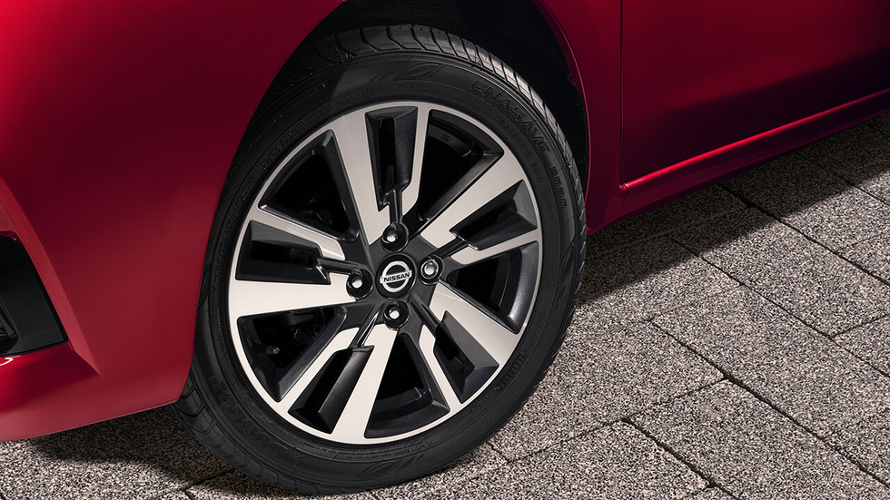 nissan-2021-march_exclusive_tm_bi_tono-rojo_burdeos_negro-negro-exterior-galeria_rines_h-d