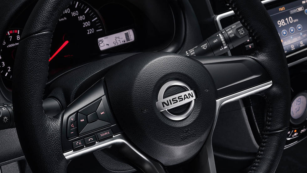 nissan-2021-march_exclusive_tm_bi_tono-rojo_burdeos_negro-negro-interior-galeria_volante_h