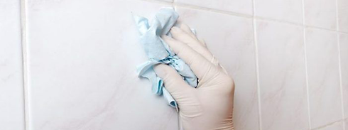 Astuce pour enlever le savon, la moisissure et le calcaire des carreaux de salle de bain -
