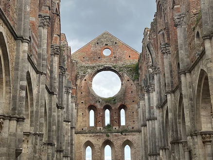 ABBAZIA DI SAN GALGANO E LA SUA SPADA NELLA ROCCIA. TOSCANA