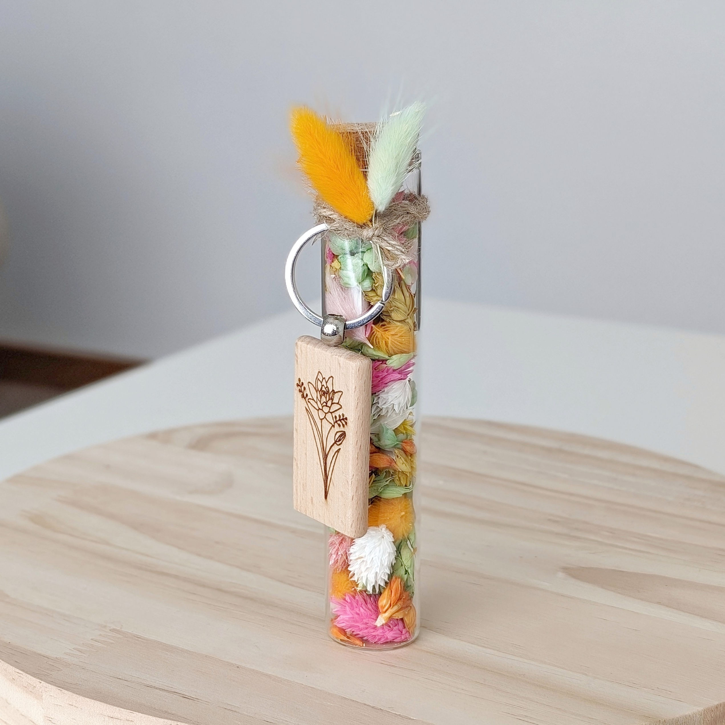 Buisje met sleutelhanger geboortebloem 